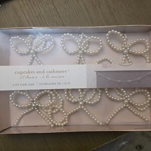 Cupcakes & Cashmere Pearl Bow Garland